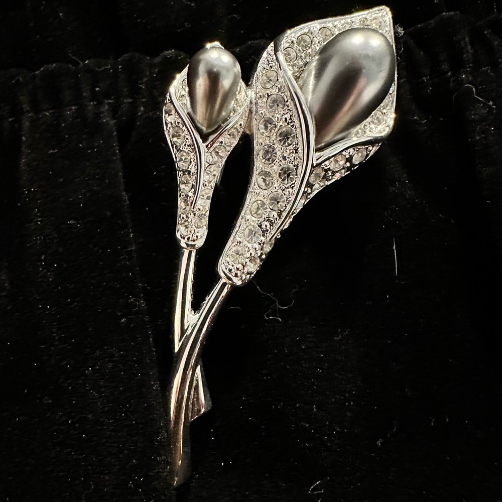 Vintage silver/rhinestone/grey Pearl brooch